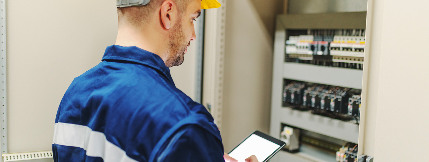 Trabajador de ENEL X de estudios técnicos de puesta en servicio